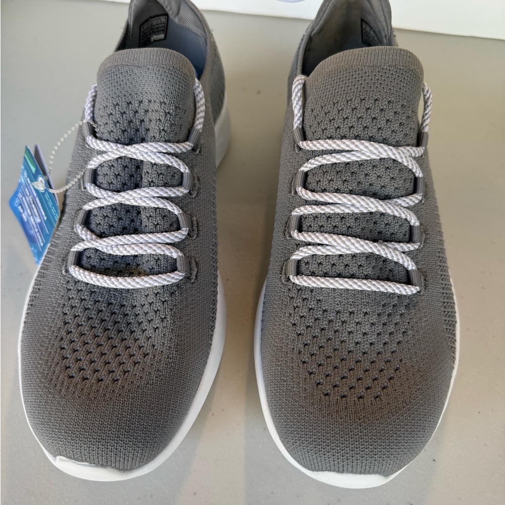 Skechers Gray and White Women's Sneakers size 9.5